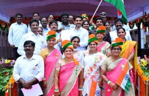 విజయవాడలో జాతీయ జెండాను ఆవిష్కరించిన మంత్రి నారా లోకేశ్