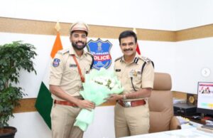 డీఎస్పీ సిరాజ్ ఆన్ డ్యూటీ..! డీజీపీ సీవీ ఆనంద్ను మర్యాదపూర్వకంగా కలిసిన టీమిండియా స్టార్