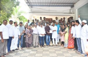 సమస్యలు పరిష్కరించాలని పీర్జాదిగూడ కమిషనర్ కు మాజీ మంత్రి, మేడ్చల్ శాసనసభ్యులు చామకూర మల్లా రెడ్డి వినతి పత్రం