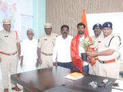 ధైర్య సాహసాలను గుర్తించి ఘనంగా సన్మానించి ప్రశంస పత్రాన్ని అందజేసిన జిల్లా ఎస్పీ శ్రీనివాసరావు