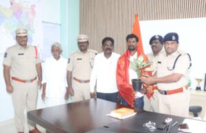 ధైర్య సాహసాలను గుర్తించి ఘనంగా సన్మానించి ప్రశంస పత్రాన్ని అందజేసిన జిల్లా ఎస్పీ శ్రీనివాసరావు