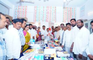 నర్సాపూర్ సీతారామరాజు కళాశాలలో పుస్తకాల అందజేత