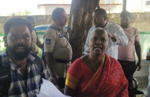 తప్పుడు రిజిస్టేషన్ చేశారు అంటూ ఆందోళన చెందిన బాధితురాలు