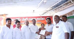 సీఎంఆర్ఎఫ్ చెక్కుల పంపిణీ చేసిన ఆవుల రాజిరెడ్డి