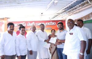 సీఎంఆర్ఎఫ్ చెక్కుల పంపిణీ చేసిన ఆవుల రాజిరెడ్డి