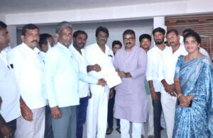 సీఎంఆర్ఎఫ్ చెక్కుల ను పంపిణీ చేసిన కాంగ్రెస్ పార్టీ నియోజకవర్గ ఇంచార్జి ఆవుల రాజిరెడ్డి