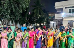 భారతి నగర్ డివిజన్లో ఎంగిలి పూవు బతుకమ్మ వేడుకలు కొంపల్లి మున్సిపాలిటీ పరిధిలోని డాక్టర్ బిఆర్ అంబేద్కర్ వెల్ఫేర్ అసోసియేషన్ ఆధ్వర్యంలో హరిజన బస్తీలో బతుకమ్మ సంబురాలు అంగరంగ వైభవంగా నిర్వహించారు. మహిళలు, ఆడపడుచులు రంగురంగుల పూలతో బతుకమ్మను ముస్తాబు చేసి ఒక దగ్గర చేర్చి బతుకమ్మ ఆటలాడారు. అనంతరం స్థానిక చెరువులో బతుకమ్మను నిమజ్జనం చేసారు. కార్యక్రమంలో అసోసియేషన్ అధ్యక్షులు ఎర్రోళ్ల లక్ష్మణ్, ఉపాధ్యక్షులు గణేష్, క్రాంతి కుమార్, బుడ్డోళ్ళ మోహన్ మహేష్, నరేష్, చిన్న, దేవేందర్, తదితరులు పాల్గొన్నారు.