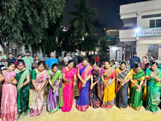 కొంపల్లి మున్సిపాలిటీ పరిధిలోని డాక్టర్ బిఆర్ అంబేద్కర్ వెల్ఫేర్ అసోసియేషన్ ఆధ్వర్యంలో హరిజన బస్తీలో బతుకమ్మ సంబురాలు అంగరంగ వైభవంగా నిర్వహించారు. మహిళలు, ఆడపడుచులు రంగురంగుల పూలతో బతుకమ్మను ముస్తాబు చేసి ఒక దగ్గర చేర్చి బతుకమ్మ ఆటలాడారు. అనంతరం స్థానిక చెరువులో బతుకమ్మను నిమజ్జనం చేసారు. కార్యక్రమంలో అసోసియేషన్ అధ్యక్షులు ఎర్రోళ్ల లక్ష్మణ్, ఉపాధ్యక్షులు గణేష్, క్రాంతి కుమార్, బుడ్డోళ్ళ మోహన్ మహేష్, నరేష్, చిన్న, దేవేందర్, తదితరులు పాల్గొన్నారు.