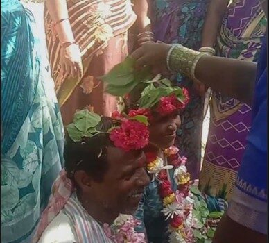 ఉపాధి హామీ పనుల్లో వృద్ధ దంపతుల పెళ్లి సందడి