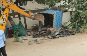 చిరు వ్యాపారులపైనేనా మీ ప్రతాపం..