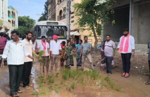 మేడ్చల్లో వినూత్న నిరసన.. రోడ్డు గుంతల్లో వరి నాట్లు వేసిన బీఆర్ఎస్ నేతలు