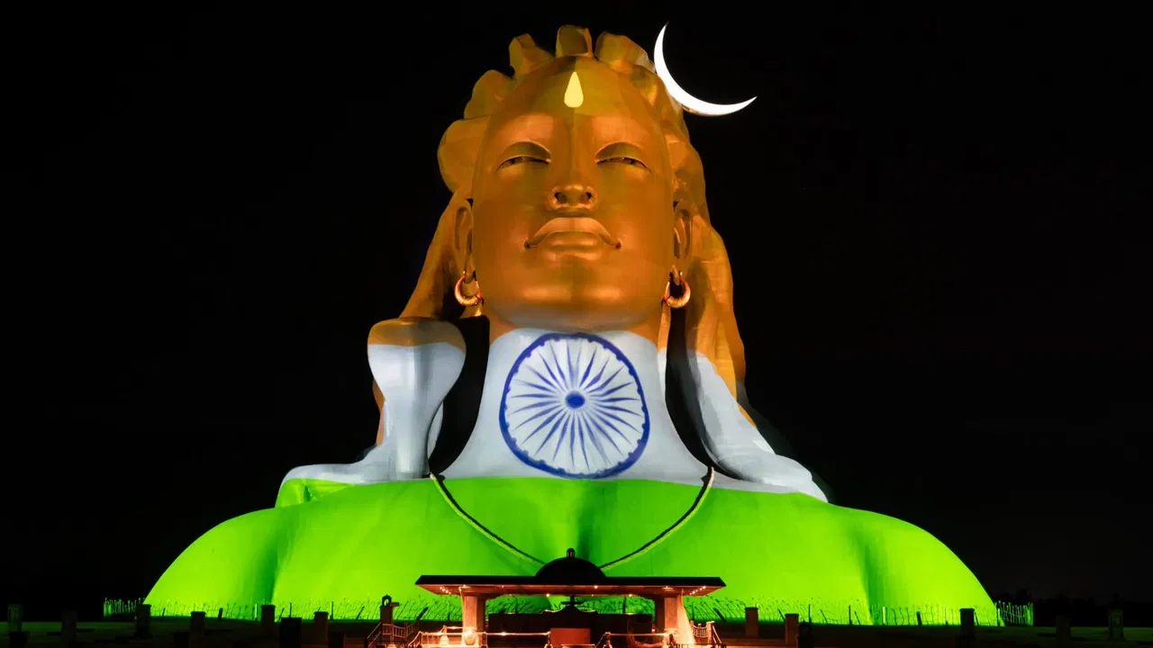 adiyogi-illuminated-in-tricolour