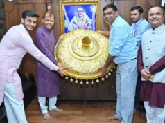 సాయిబాబాకు రూ.75 లక్షల గొడుగు కానుక